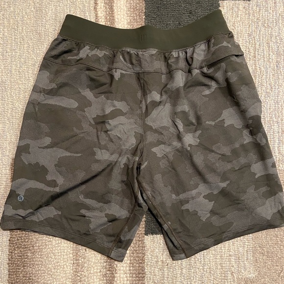 Lululemon Athletica Camo Men Shorts - Picture 2 of 3